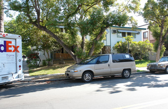 918 N Louise St in Glendale, CA - Building Photo - Building Photo