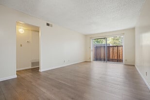 Villa Riviera Apartments in Sacramento, CA - Building Photo