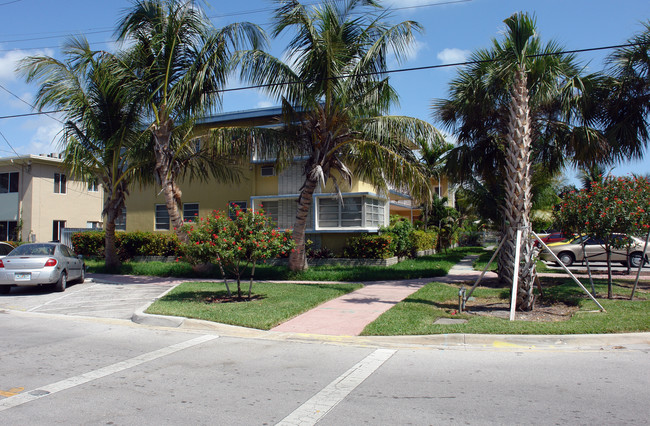 1905 Calais Dr in Miami Beach, FL - Foto de edificio - Building Photo