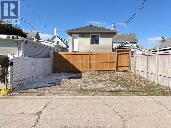 658 Caron Ave in Windsor, ON - Building Photo - Building Photo