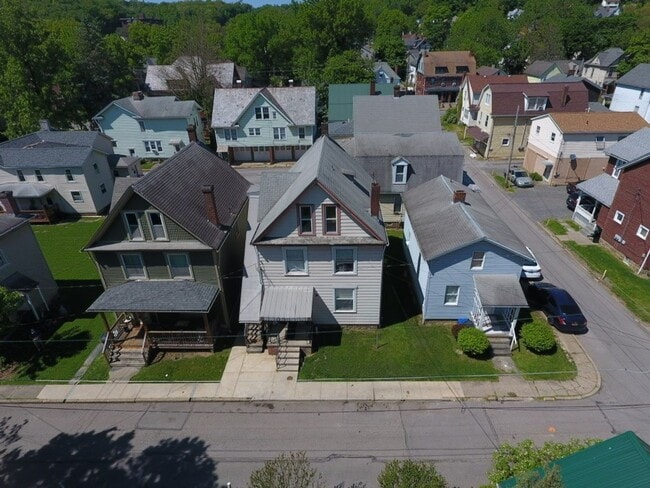 210-210.5-2105 E Walnut St