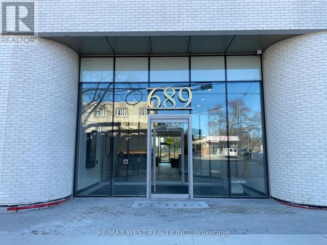 689-689 The Queensway