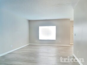 1229 S Aberdeen Dr in Franklin, IN - Foto de edificio - Building Photo