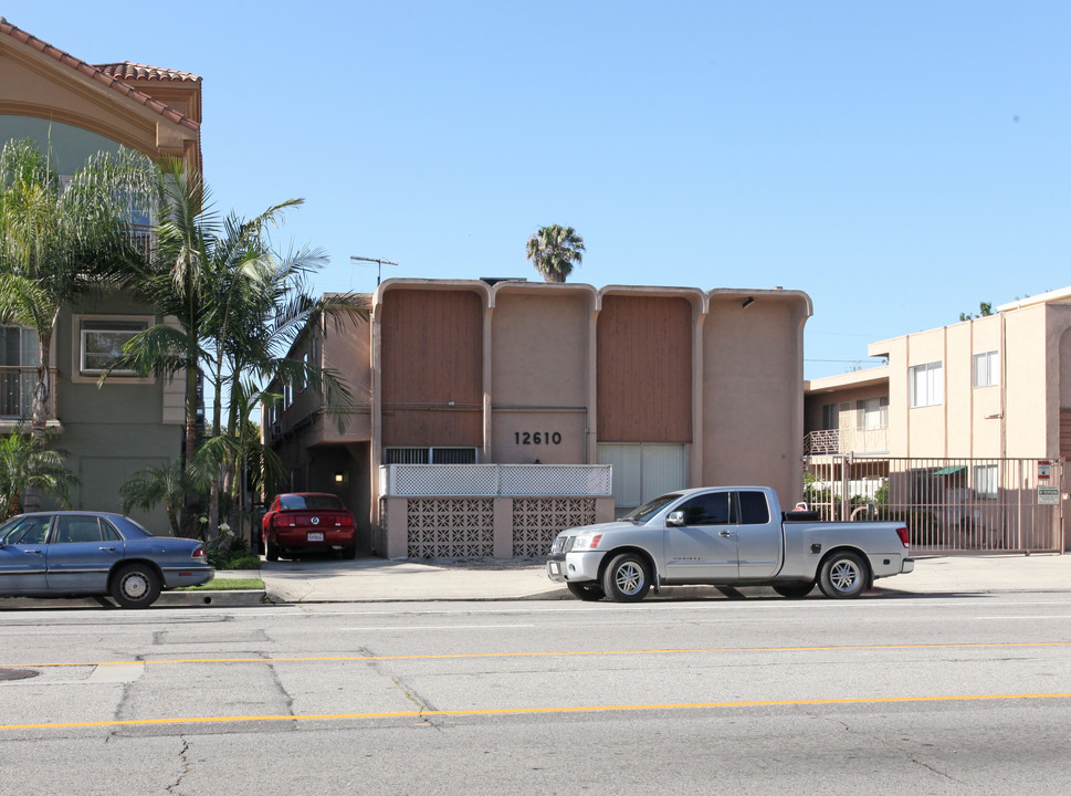 12610 Burbank Blvd in Valley Village, CA - Building Photo