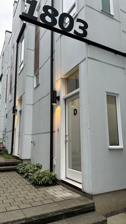 1803 20th Ave in Seattle, WA - Building Photo