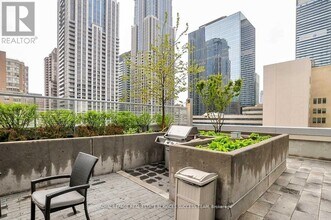 386 Yonge St in Toronto, ON - Building Photo - Building Photo