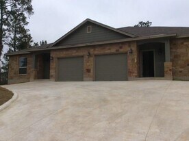 103 S Kanaio Dr in Bastrop, TX - Building Photo
