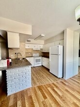 2101 Fountain View Dr, Unit G in Houston, TX - Foto de edificio - Building Photo