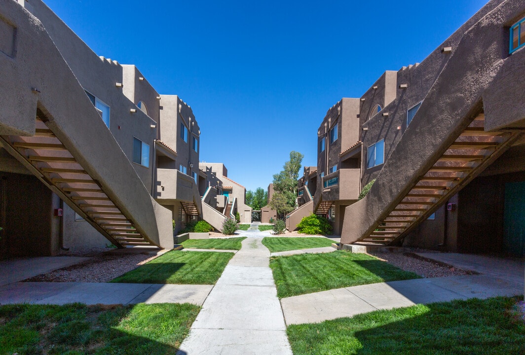 Las Kivas in Albuquerque, NM - Foto de edificio