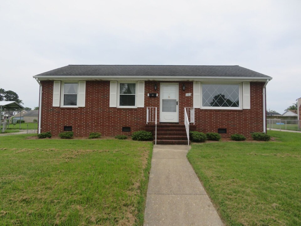 303 Mac Arthur Ave in Colonial Heights, VA - Building Photo