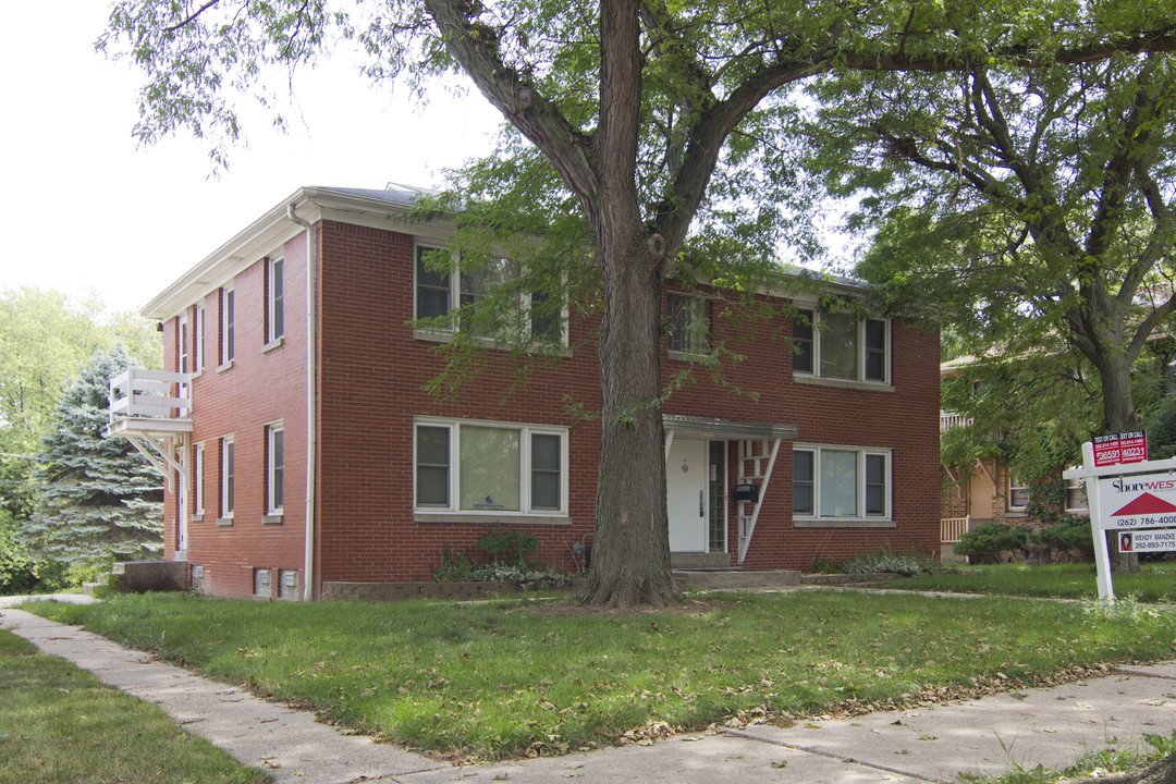 3310-3320 N Dousman St in Milwaukee, WI - Building Photo