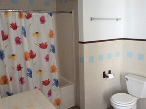 1667 Doty St, Unit 1 lower in Oshkosh, WI - Building Photo - Building Photo