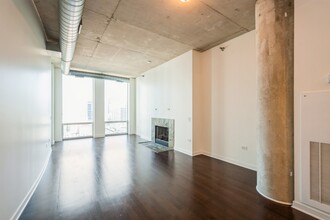 720 N Larrabee St, Unit 1202 in Chicago, IL - Building Photo - Building Photo