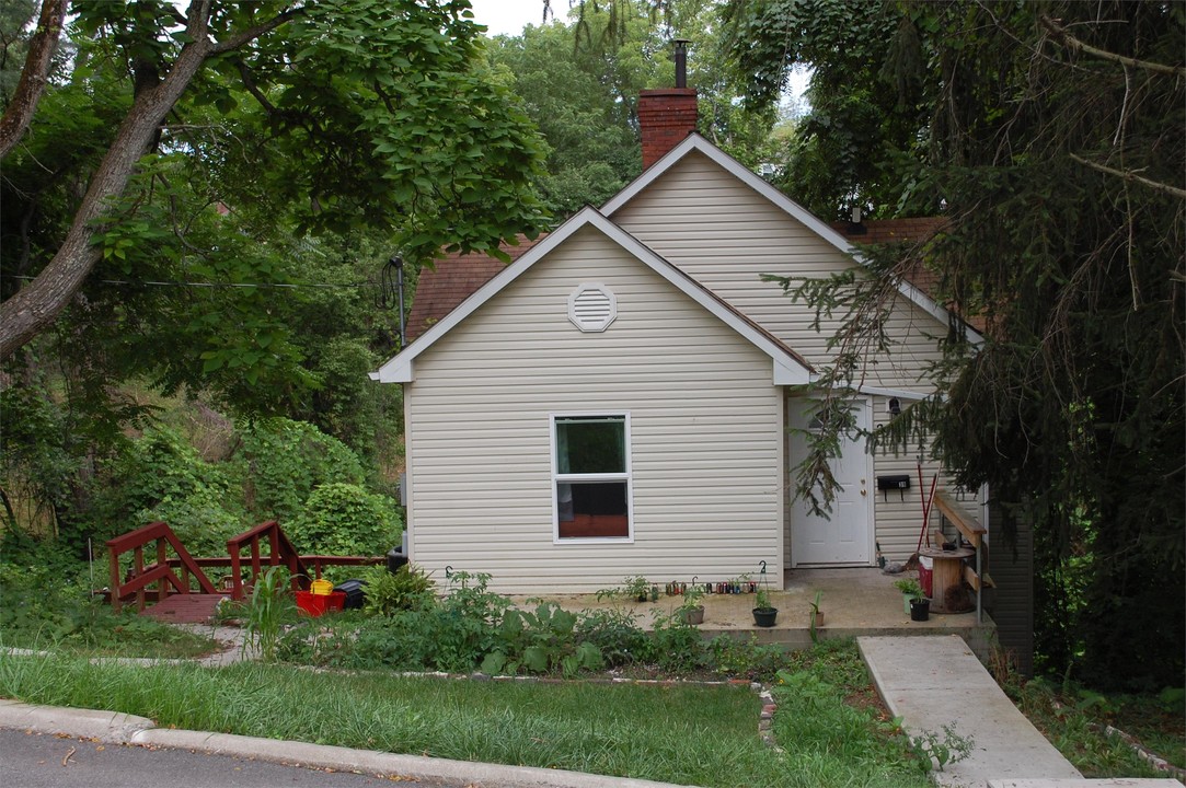 39 Woodward Ave in Athens, OH - Building Photo