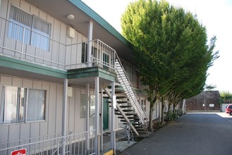 Villa Rose Apartments in Salem, OR - Building Photo - Building Photo