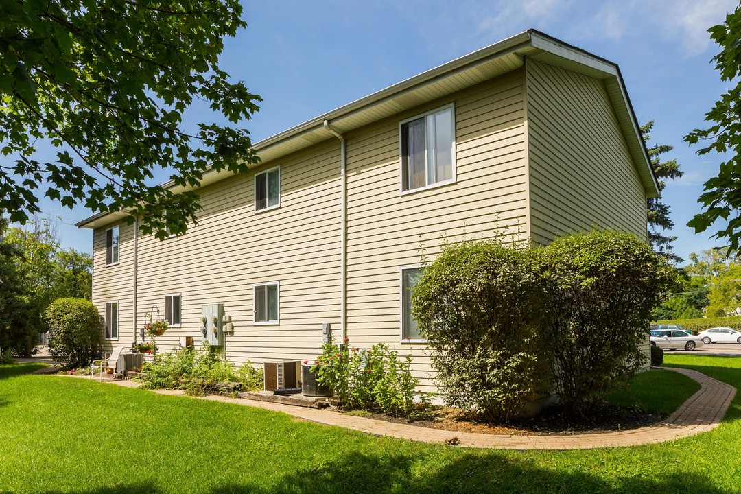 Legion Court in Wauconda, IL - Building Photo