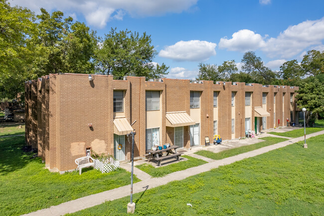 Riverview Apartments in San Marcos, TX - Foto de edificio - Building Photo