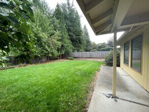 931 La Loma Dr in Medford, OR - Building Photo - Building Photo