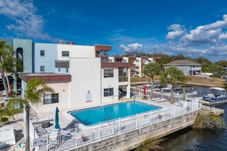 Rivermist East Building in New Port Richey, FL - Foto de edificio - Building Photo