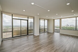 15 Greenway Plz in Houston, TX - Building Photo
