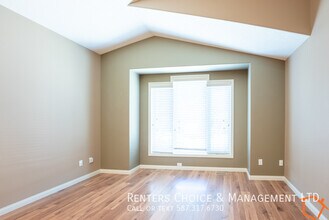 Family Home on Silkstone with AC and Driveway Parking in Lethbridge, AB - Building Photo - Building Photo