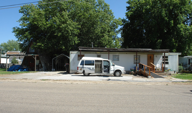 211 E 36th St in Garden City, ID - Foto de edificio - Building Photo