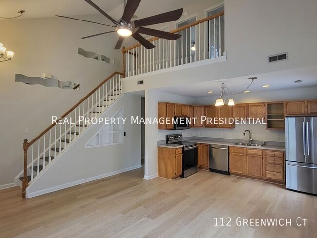 112 Greenwich Ct in Charlottesville, VA - Foto de edificio - Building Photo
