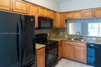 16749 Hemingway Dr in Weston, FL - Foto de edificio - Building Photo