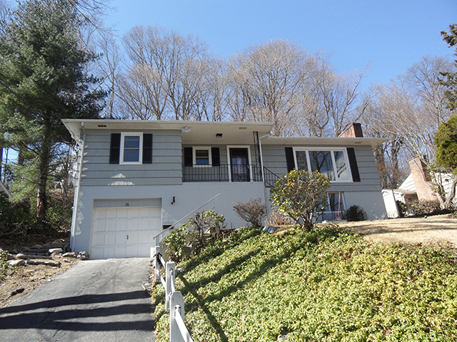 23 Hickory Dr in Greenwich, CT - Building Photo