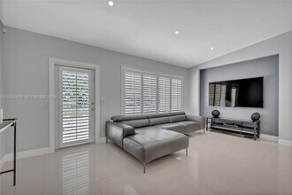 8015 SW 136th St in Miami, FL - Foto de edificio - Building Photo