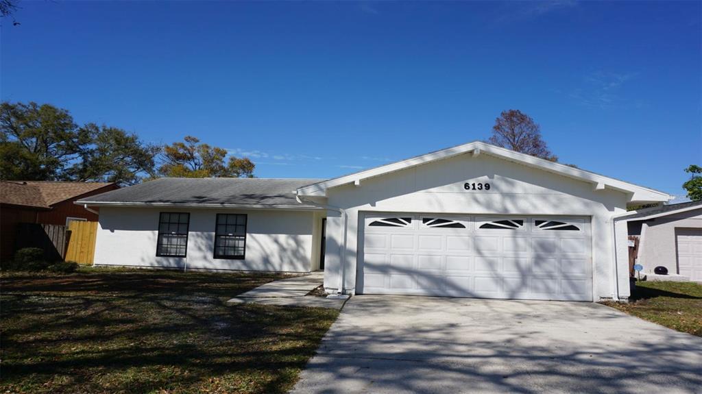 6139 Cedarbrook Dr N in Pinellas Park, FL - Foto de edificio