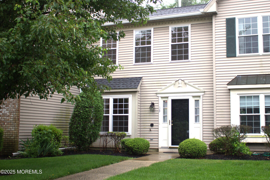 13 Ambrose Ln in Holmdel, NJ - Building Photo