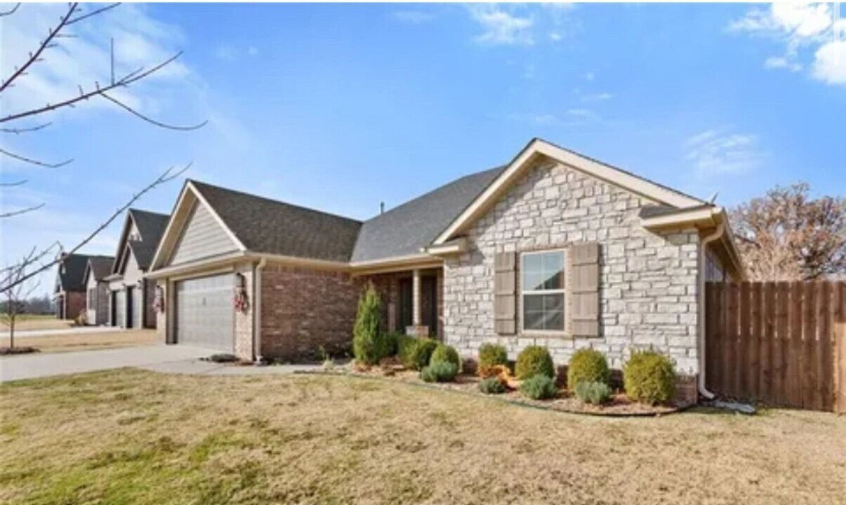 389 Lazzari St in Springdale, AR - Building Photo