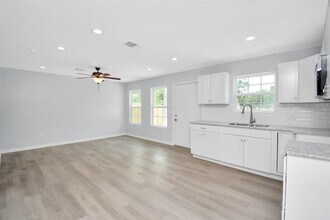 8595 Parkway Dr-Unit -A in Houston, TX - Building Photo - Building Photo