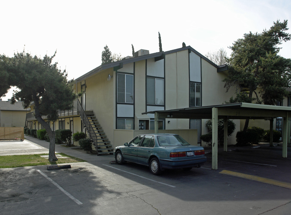 Sierra View in Fresno, CA - Building Photo