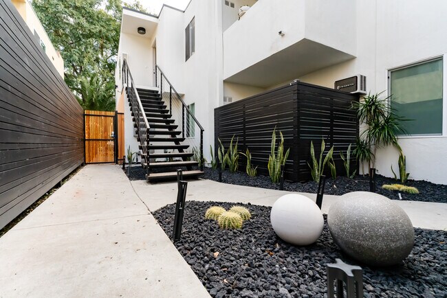 521 N Flores St in West Hollywood, CA - Foto de edificio - Building Photo