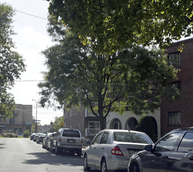 3201 Henri-Bourassa E in Montréal, QC - Building Photo - Building Photo