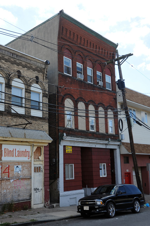 392 River St in Paterson, NJ - Building Photo