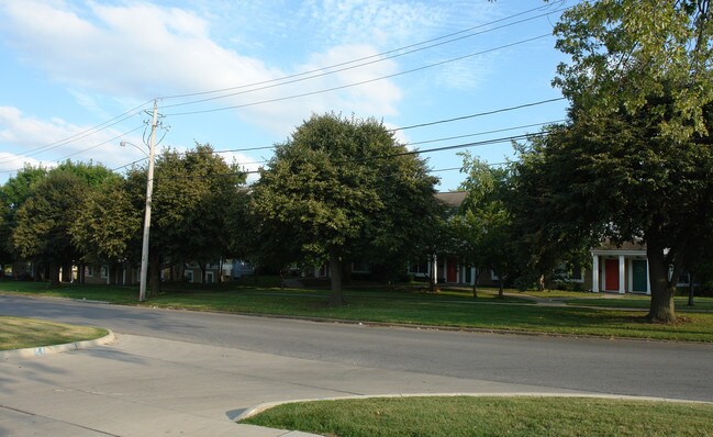 Des Moines Street Village in Des Moines, IA - Foto de edificio - Building Photo