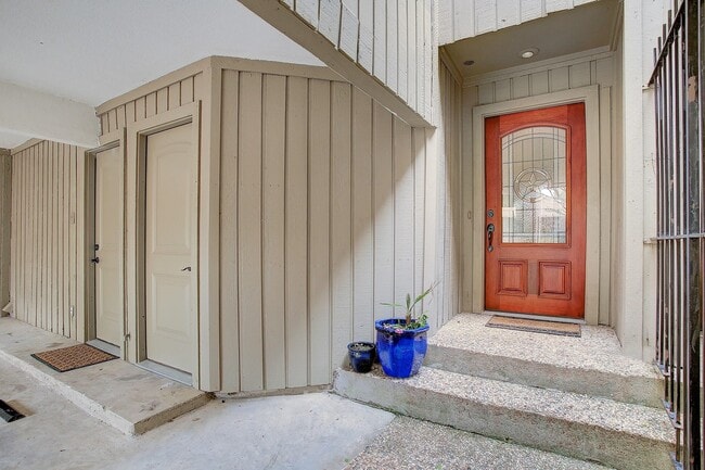 9400 Doliver Dr in Houston, TX - Building Photo - Building Photo