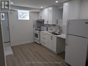 34 Rodda Blvd in Toronto, ON - Building Photo - Building Photo