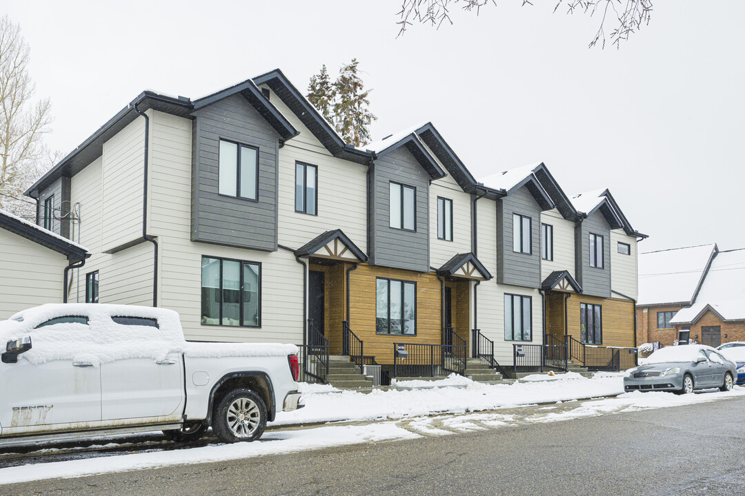 1801 33 Av SW in Calgary, AB - Building Photo