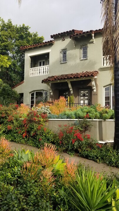 1322 S Cloverdale Ave in Los Angeles, CA - Foto de edificio