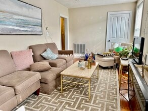 325 Dorchester St, Unit 2 in Boston, MA - Foto de edificio - Building Photo