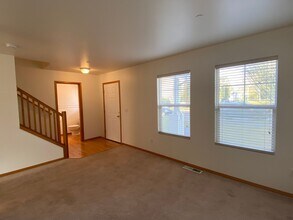 2013 Hammond Ave in Dupont, WA - Foto de edificio - Building Photo
