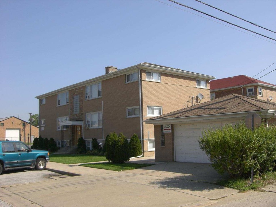 8459 W Cermak Rd in North Riverside, IL - Foto de edificio