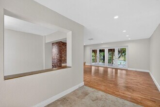 2213 NE 16th St in Fort Lauderdale, FL - Foto de edificio - Building Photo