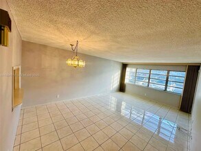 330 SE 2nd St in Hallandale Beach, FL - Foto de edificio - Building Photo