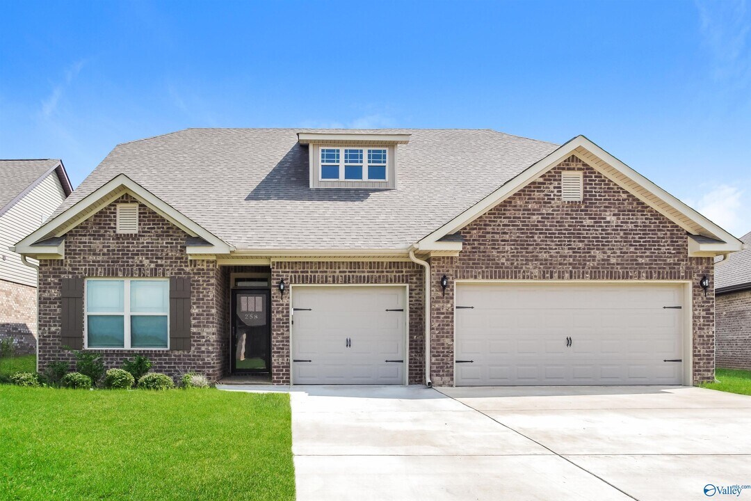 258 Holt St in Meridianville, AL - Building Photo