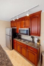 2506 N Rocky Point Dr in Tampa, FL - Building Photo - Building Photo
